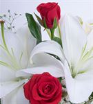 Kar Beyaz Lilyum Kırmızı Gül Çiçek Sepeti
