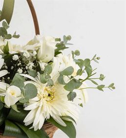 Beyaz Sevgi Ayıcıklı Çiçek Sepeti