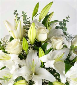 Cam Vazoda Kokulu Lilyum Beyaz Gül Çiçekleri