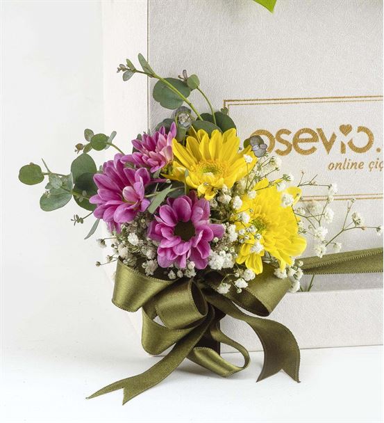 Avalon Kutuda Sevimli Ayıcık ve Renkli Çiçekler