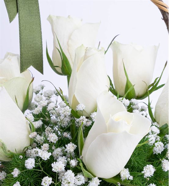 Martha Serisi 7 Beyaz Gül Çiçek Sepeti Aranjmanı