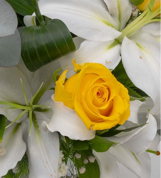 Minorka Vazoda Beyaz Lilyum ve Sarı Gül Aranjmanı