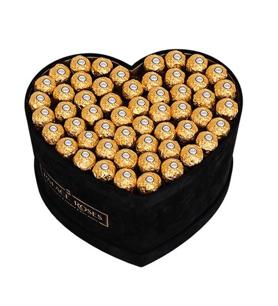 Siyah Kadife Kalp kutuda çikolatalar